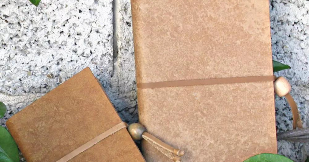 Un tocco di eleganza sostenibile con i nostri quaderni in pelle con carta riciclata