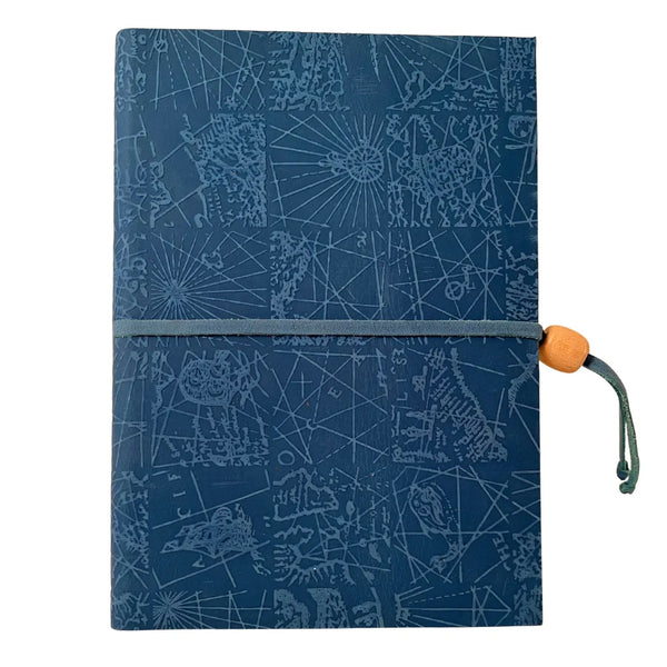 Agenda Scolastica Decoro Mappa A5 in pelle vera, copertina con motivo mappa in rilievo (rose dei venti e linee di rotta), elastico con perla in legno, colore blu.