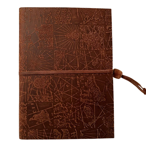 Agenda Scolastica Decoro Mappa A5 in pelle vera, copertina con motivo mappa in rilievo (rose dei venti e linee di rotta), elastico con perla in legno, colore marrone.
