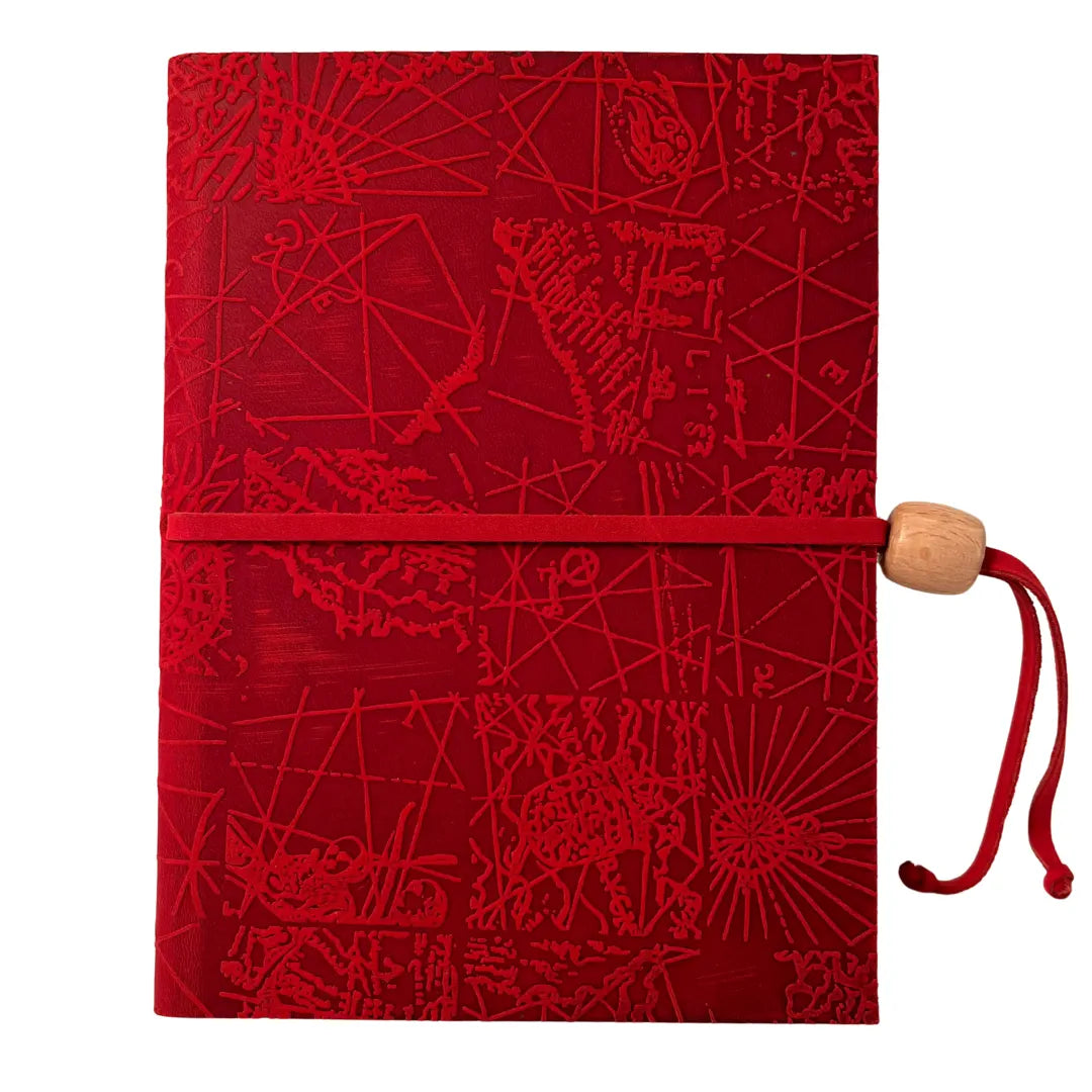 Agenda Scolastica Decoro Mappa A5 in pelle vera, copertina con motivo mappa in rilievo (rose dei venti e linee di rotta), elastico con perla in legno, colore rosso.
