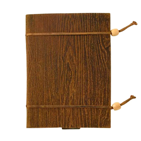 Sketchbook in pelle effetto legno marrone, copertina con venatura tipo legno, chiusura con elastico e perla in legno