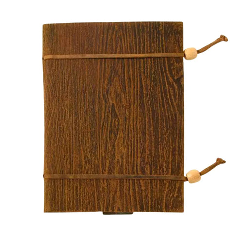 Sketchbook in pelle effetto legno marrone, copertina con venatura tipo legno, chiusura con elastico e perla in legno